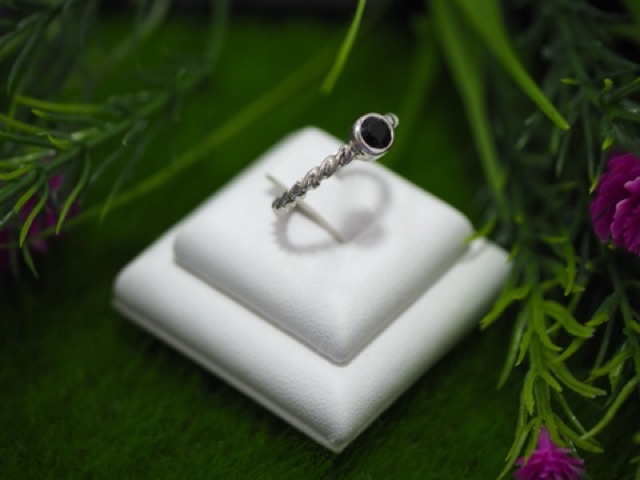 แหวนนิลเหมาะสำหรับสุภาพสตรี-มีการแกะลวดลายฉีกลูกเล่นแหวนเดิมๆ-อย่างมีสไตล์-มีการฝังโดยช่างฝีมือ