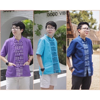 ภาพหน้าปกสินค้าเสื้อลายขอผู้ชายคอจีนผ้าชินมัยแต่งสาบลายขอพระราชทานเนื้อผ้าดีมากมีกระเป๋า2ข้าง สีกรมแบบย้อมครามกระดุมตะกร้อ ที่เกี่ยวข้อง