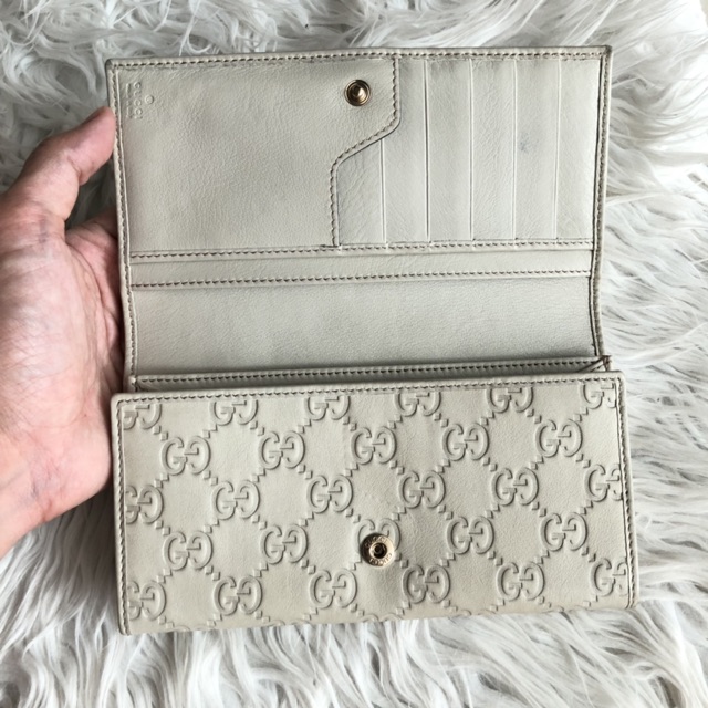 gucci-wallet-lady