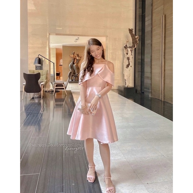 เดรสสายเดี่ยวอกไขว้ใหญ่ พรางแขน-สะโพก เนื้อผ้าเงาวาว 4 สีมงคล ไซส์ S-2XL | LUXURY707 มุมมองที่ 5