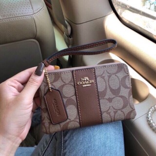 ภาพขนาดย่อของภาพหน้าปกสินค้ากระเป๋าคล้องมือ Coach 1 Zip ไซต์ S 6นิ้ว จากร้าน ffshop890 บน Shopee