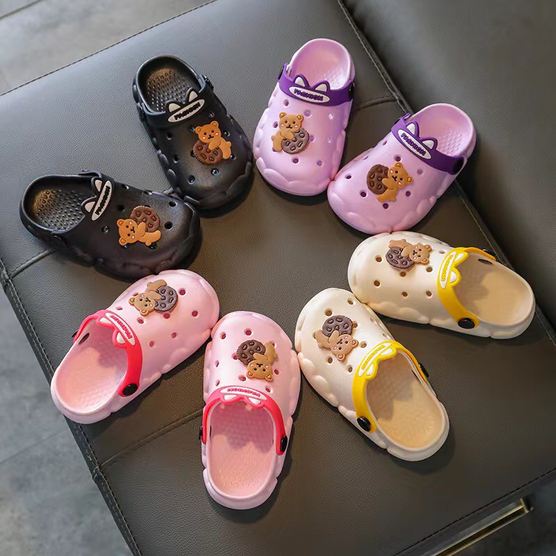 ภาพหน้าปกสินค้ารองเท้าแตะเด็กหัวโต รูปน้องหมีถือคุ๊กกี้ กันลื่น ใส่สบายเท้าT-5288-3 (พร้อมส่ง)