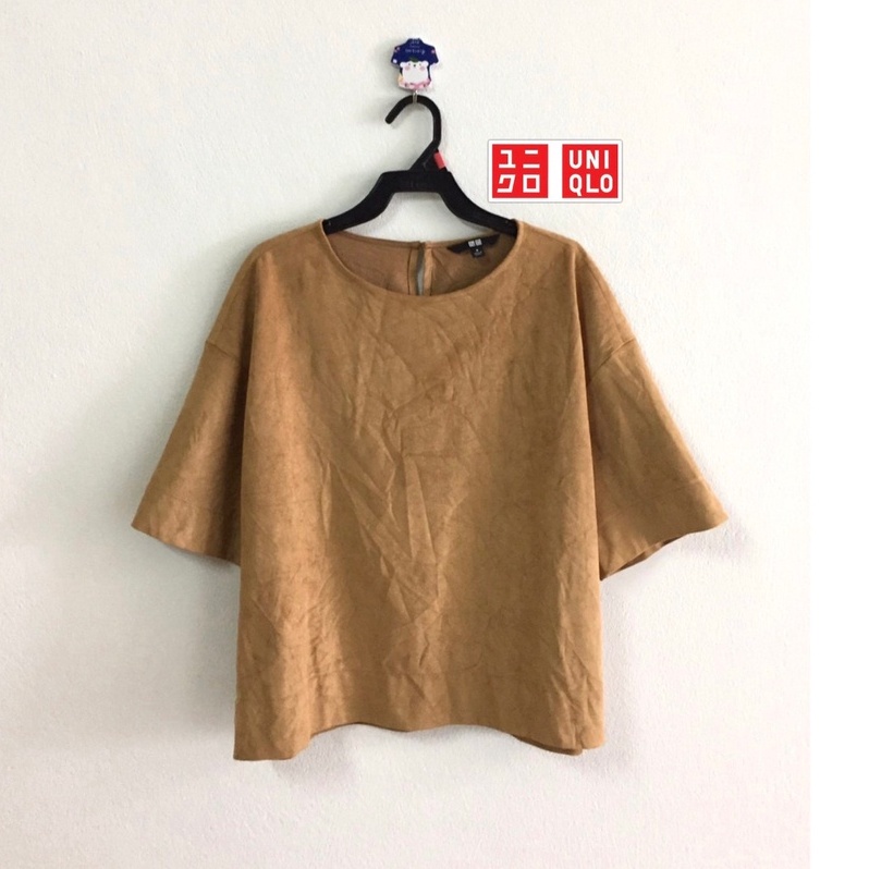 เสื้อเบลาส์ แบรนด์ Uniqlo ผ้าหนังกลับ นิ่มมาก | Shopee Thailand