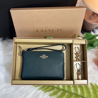 กล่องของขวัญ BOXED CORNER ZIP WRISTLET (COACH C6878) GOLD/FOREST GREEN กระเป๋าคล้องมือ S 1 ซิป หนังแท้ สีเขียว ตัวห้อย
