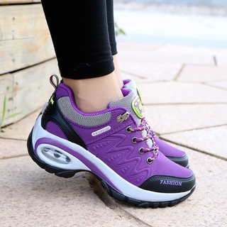 ภาพหน้าปกสินค้าSKYE Hiking Shoes รองเท้าปีนเขา ผู้หญิง กลางแจ้ง รองเท้ากีฬา แฟชั่น รองเท้าผ้าใบ ที่เกี่ยวข้อง