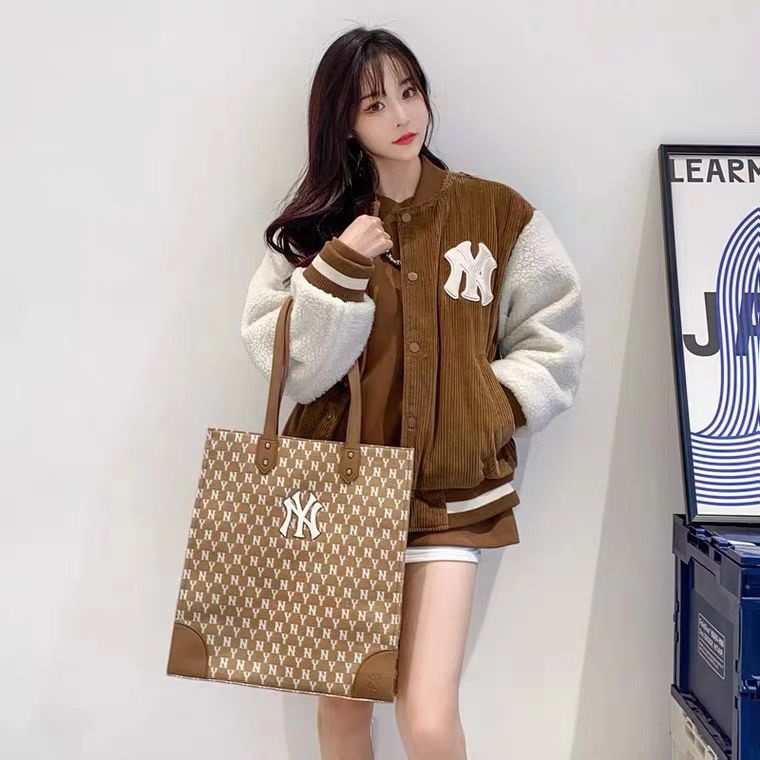 ภาพหน้าปกสินค้าMLB พร้อมส่ง % MLB MONOGRAM SHOPPING BAG รุ่นใหม่ กระเป๋าทรงสี่เหลี่ยม กระเป๋าสะพายข้างNY จากร้าน fashion.online บน Shopee