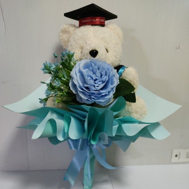 ช่อดอกไม้รับปริญา-ตุ๊กตารับปริญญา-ช่อตุ๊กตาหมีรับปริญญา-ช่อดอกไม้-ขนาด-กว้าง-28-ซม-สูง-37-ซม-กุหลาบเรนินสีฟ้า
