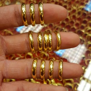 ภาพขนาดย่อของภาพหน้าปกสินค้าFFS แหวนทองครึ่งสลึง ปอกมีดเกลี้ยง น้ำหนักครึงสลึง ทองคำแท้96.5% จากร้าน fourfivesix. บน Shopee