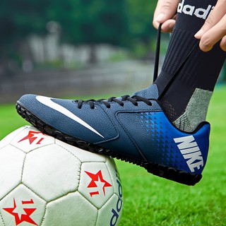 ภาพหน้าปกสินค้ารองเท้าสตั๊ด Nike รองเท้าฟุตบอลรุ่นใหม่ รองเท้าฟุตซอล ไนกี้ รองเท้าฟุตบอล ฟุตบอลรองเท้า รองเท้าสตั๊ด TF Football Shoes ที่เกี่ยวข้อง