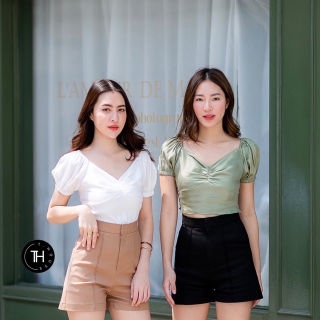 พร้อมส่ง-เสื้อครอปตัวสั้น-ผ้านำเข้า-งานorderของที่ร้าน-ทรงน่ารักมากกก-ผ้ามีเท็กเจอร์เงาๆ-ในตัว-ใส่เปิดไหล่ก็น่ารัก