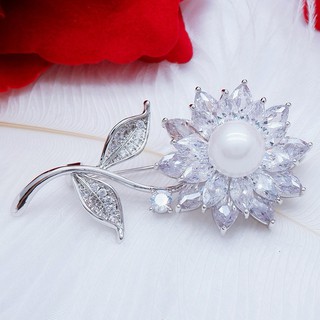 Miss Earring เข็มกลัดเงิน 3D Super Diamond ทรงดอกไม้ อะไหล่สีเงิน แต่งมุก สวยหรู คุณภาพสูง พร้อมส่ง