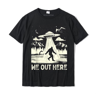 เสื้อยืดผ้าฝ้ายพิมพ์ลาย เสื้อยืด ผ้าฝ้าย พิมพ์ลาย We Out Here Funny Bigfoot Cryptid Ufo Abduction สําหรับผู้ชาย ครอบครัว