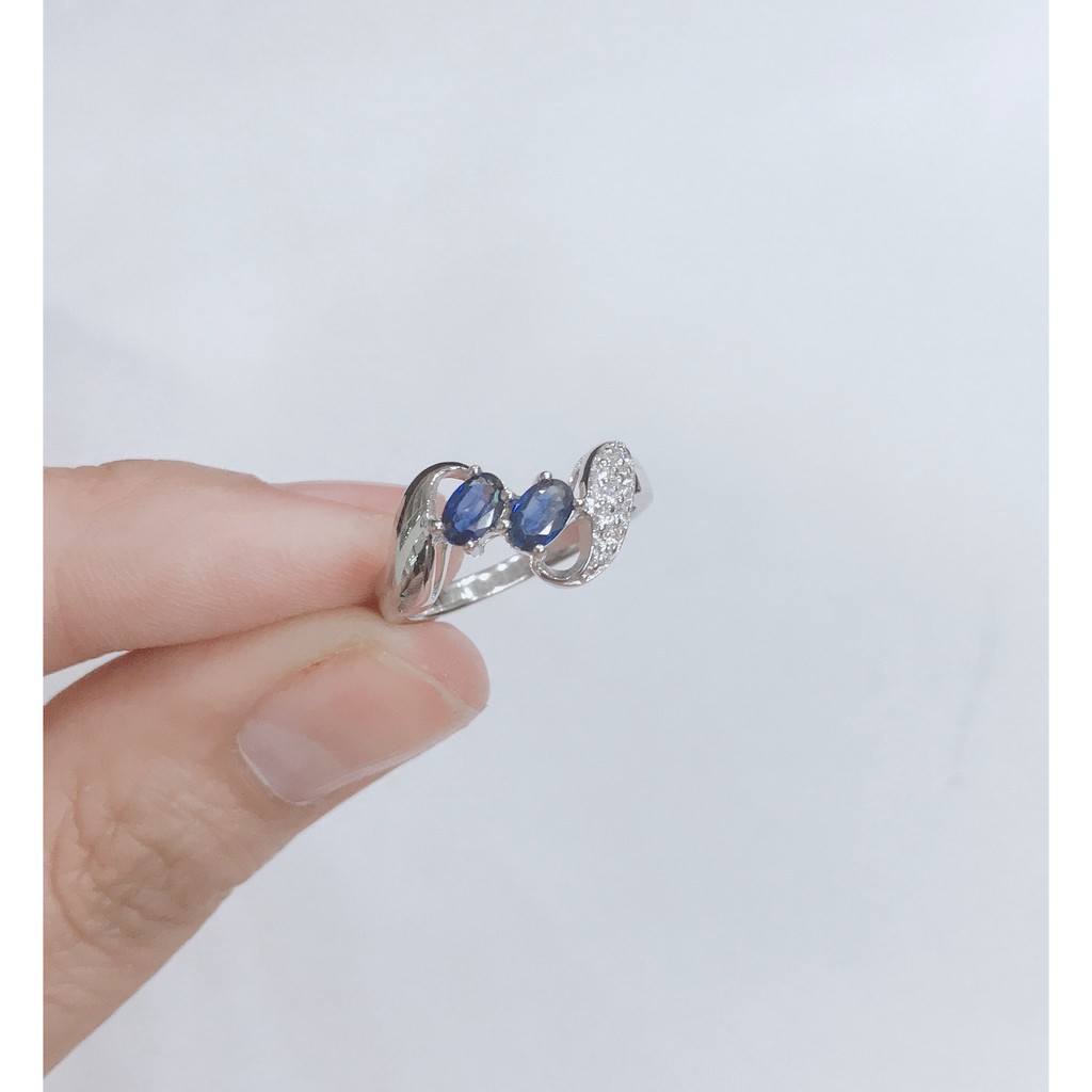 แหวนพลอยไพลินสีน้ำเงินเข้มประดับเพชรรัสเซียสีขาว-เงินแท้-925