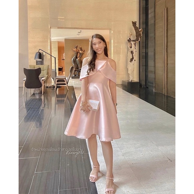 เดรสสายเดี่ยวอกไขว้ใหญ่ พรางแขน-สะโพก เนื้อผ้าเงาวาว 4 สีมงคล ไซส์ S-2XL | LUXURY707 มุมมองที่ 4
