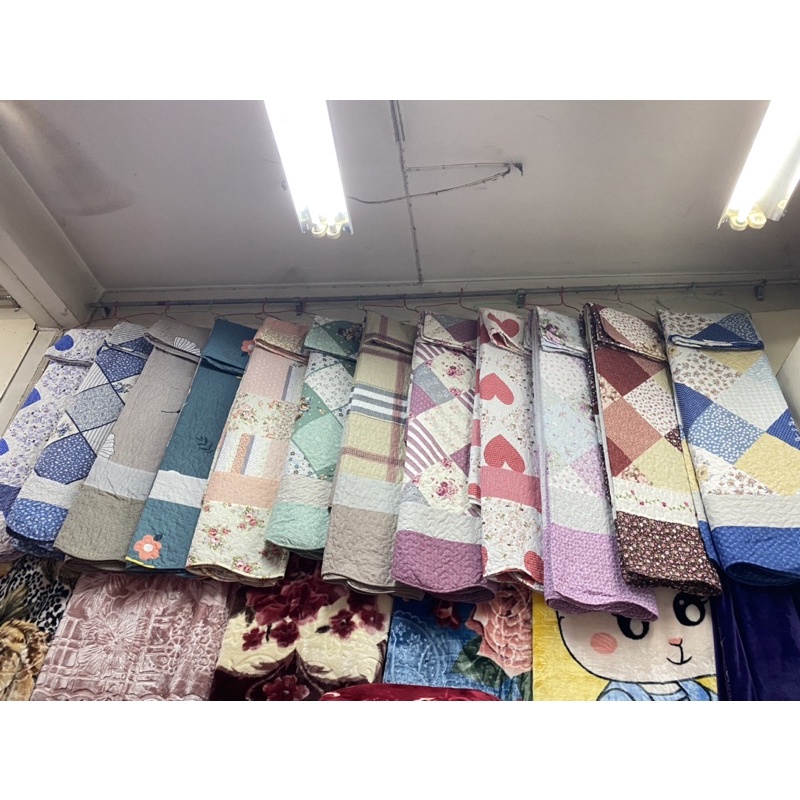 ภาพหน้าปกสินค้าผ้าคลุมเตียง 8ฟุต ลายใหม่ จากร้าน deju112 บน Shopee