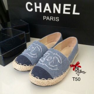 Chanel ผ้าใบแคนวาสปัก Logo CC  ส้นหุ้ม