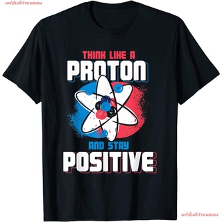 เสื้อยืดโอเวอร์ไซส์แฟชั่นที่กำหนดเอง Think Like A Proton And Stay Positive Chemistry T-Shirt ผู้ชาย เสื้อยืด สกรีน ลาย เ