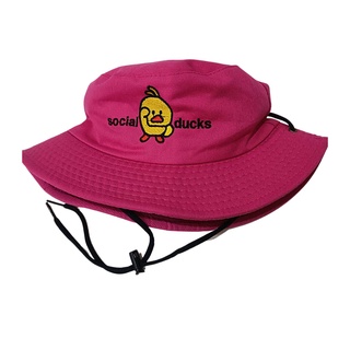 ภาพหน้าปกสินค้าหมวกบัคเก็ต หมวกกันแดด แฟชั่น มี 7สี สายปรับขนาดได้ มีสินค้าพร้อม ที่เกี่ยวข้อง