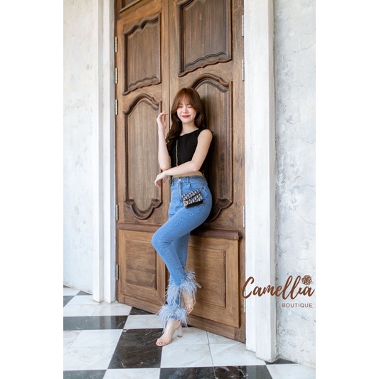 camelliaboutique-cm0104-setกางเกงยีนเอวสูงผ้ายืดนิดหน่อย-ปลายขาขนฟูๆ-ยาวๆ-ขนแน่นๆ-มากคะ-มาพร้อมเสื้อกล้ามสีดำ