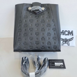 Mcm Essential Bucket Bag in Monogram leatherขนาด 15.0 x 26.5 x 28.0 cm
70 cm to 120 cm strap length
อปก การ์ด ถุงผ้า