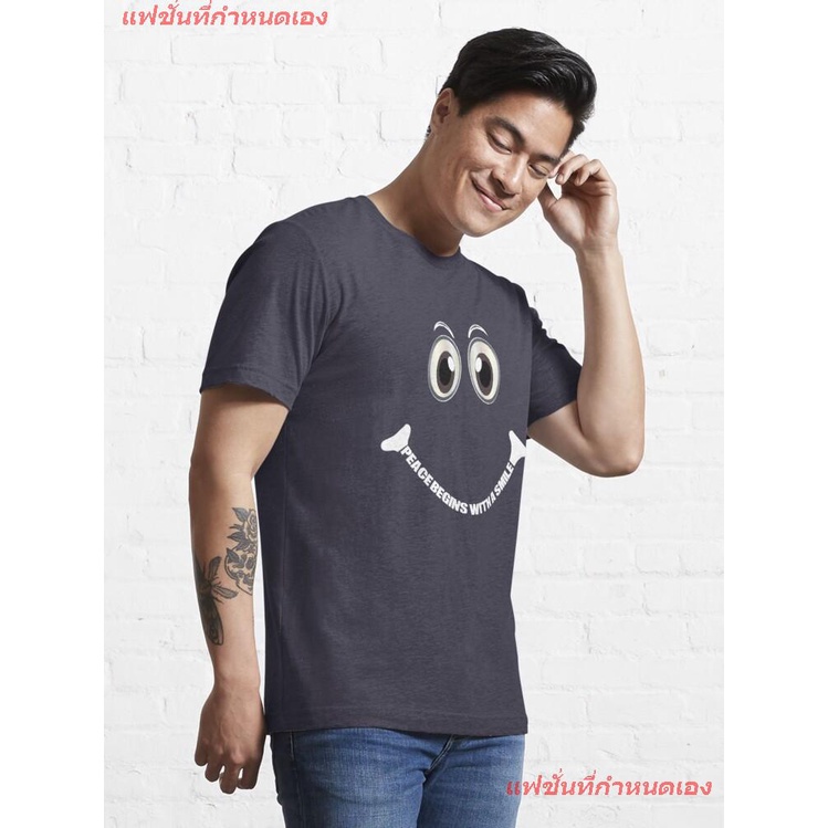 เสื้อยืดโอเวอร์ไซส์แฟชั่นที่กำหนดเอง-peaceminusone-จี-ดรากอน-เสื้อพิมพ์ลาย-peace-begins-with-a-smile-essential-t-shirt
