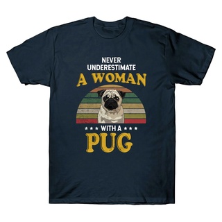 เสื้อยืดผ้าฝ้ายพิมพ์ลายขายดี เสื้อยืด ผ้าฝ้าย พิมพ์ลาย Never Underestimate A Woman With A Pug สไตล์ฮิปฮอป ฮาราจูกุ สตรีท