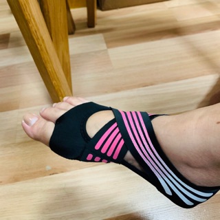 สินค้า (ใส่ดีมาก) Pilates socks ถุงเท้าพิลาทิส ถุงเท้ากันลื่น โยคะ เดฟลิฟ anti slip socks [PECMAN]