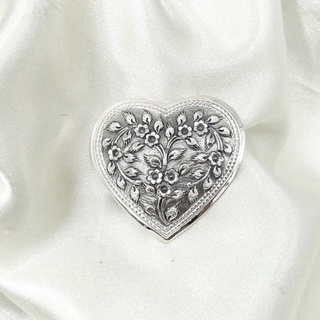 DSP เข็มกลัดเงินรูปหัวใจ ตอกลายดอกเครือเถา ลายดอกไม้ เข็มกลัดหัวใจเงินแท้ 925: DSP 925 Sterling Silver Brooch [ASPC13]