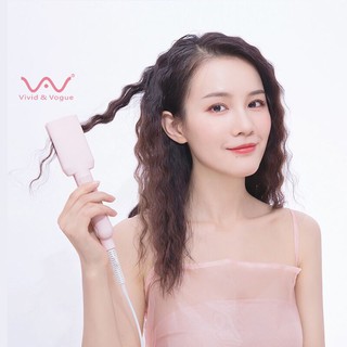 ภาพหน้าปกสินค้าVivid&Vogue เครื่องหนีบผม ลอนมาม่า 23mmWaveใหม่ ลอนเมอเมด ลอนสวยผมไม่เสีย เครื่องทำลอนมาม่า เครื่องทำลอนเมอเมด ที่หนีบผม ที่เกี่ยวข้อง