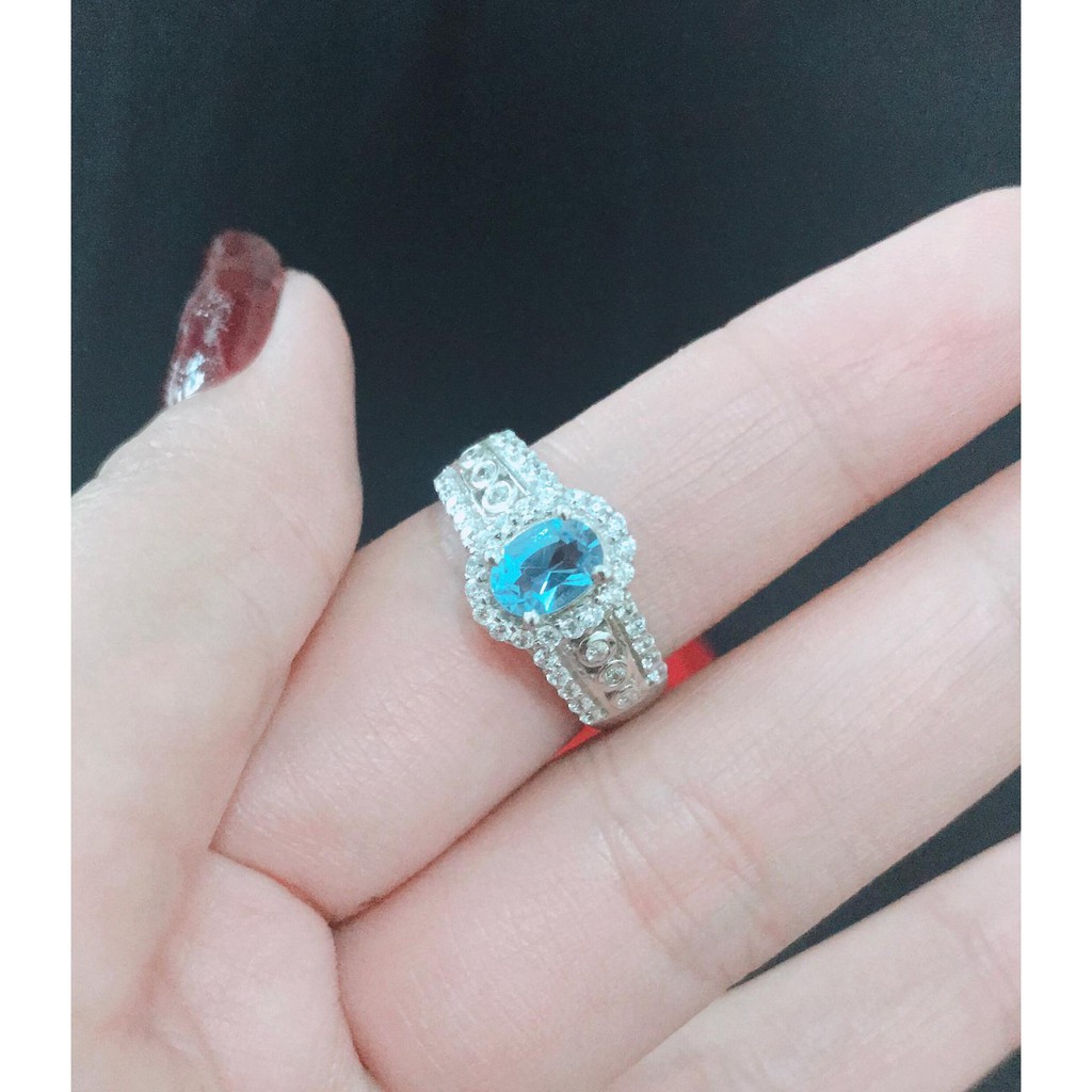 แหวนพลอยสวิสบลูโทพาส-swiss-blue-topaz-สีฟ้าสดประดับด้วยเพชรรัสเซียcz-ตัวเรือนเงินแท้-925