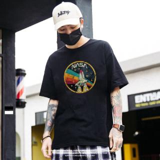 🔥พร้อมที่จะส่ง🔥ผ้าที่สะดวกสบาย การ์ตูนNASAรูปแบบจรวด Insเสื้อผ้าผู้ชาย  เสื้อยืดแขนสั้น เสื้อยืดแขนสั้นผู้ชายหลวม