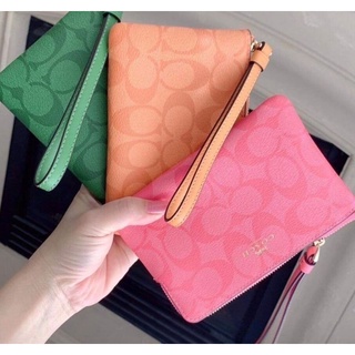 💚แท้💯 พร้อมส่ง💚1s คล้องมือ COACH 91178 CORNER ZIP WRISTLET IN SIGNATURE CANVAS ขนาด 6.5" x 4" x 0.5"