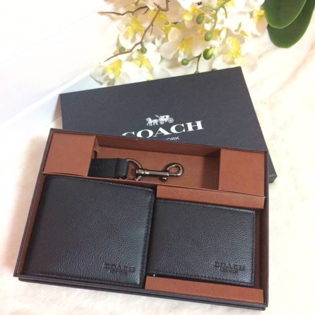 coach-กระเป๋าสตางค์-สีเำ-มาเป็น-set-เหมาะแก่การให้ของขวัญค่ะ-คุ้มสุดๆ-ซื้อ-1-ได้ถึง-2-มาพร้อมพวงกุญแจ-ห้อยกระเป๋าค่ะ