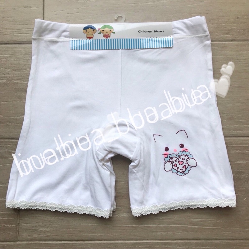 ภาพหน้าปกสินค้ากางเกงชั้นในกันโป๊ กางเกงซับใน กางเกงชั้นใน กางเกงในขาสั้น สำหรับ เด็กผู้หญิง 4-10 ขวบ สีขาว ชายลูกไม้