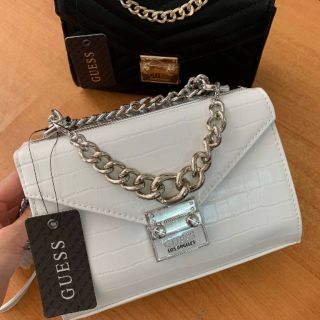 พร้อมส่ง กระเป๋า Guess หน้าโซ่ รุ่นยิดฮิต ราคานาทีทอง