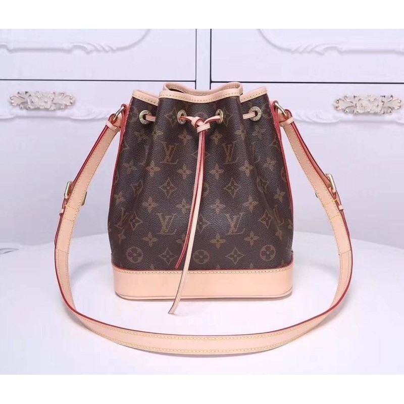 กระเป๋าสะพายข้าง-louis-vuitton-ทรงขนมจีบ