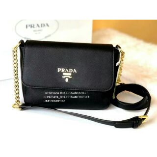 งานพรีเมี่ยมกิ้ฟจากเคาเตอร์ต่างประเทศ  PRADA เป็นกระเป๋าหนัง saffiano Leather เรียบลายหนังสวย สัมผัสแบบหนังแท้💯