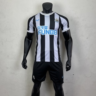 ภาพหน้าปกสินค้าชุดกีฬาผู้ชาย ชุดบอลผู้ใหญ่ ฤดูกาล (เสื้อ+กางเกง) ทีม Newcastle เนื้อผ้าโพลีเอสเตอร์ เกรด A ที่เกี่ยวข้อง