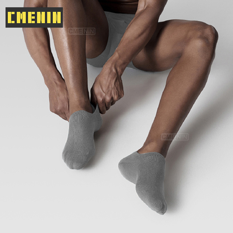 ภาพหน้าปกสินค้า(Cmenin) ถุงเท้าข้อสั้น เนื้อผ้าฝ้าย ลายทาง สไตล์ลำลอง สีดำ สีขาว สีเทา สําหรับผู้ชายและผู้หญิง 1 คู่