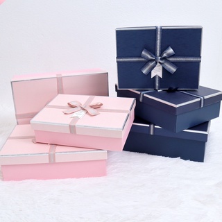 ภาพหน้าปกสินค้าHappyLife Gift Box กล่องของขวัญ กล่องของชำร่วย กล่องกระดาษอย่างแข็ง กล่องดอกไม้ กล่องตุ๊กตา รุ่น C61307-134T ซึ่งคุณอาจชอบราคาและรีวิวของสินค้านี้