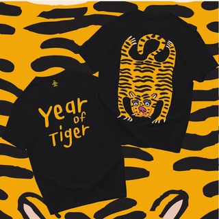(🔥พร้อมส่งเสื้อเฮีย🔥)เสื้อยืด Year of Tiger สกรีนใหญ่หน้า-หลัง Cotton 100%  ใส่ได้ทั้งแบบธรรมดาและใส่แบบ  ตรงป TB0261