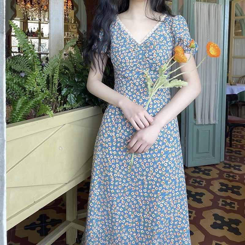 ภาพหน้าปกสินค้าSweet ชุดเดรสยาวลายดอก พร้อมส่ง สีฟ้าครามแนวสาวเกาหลี เดรสกระโปรงทรงยาวเลยหัวเข่า ผ้านิ่ม รุ่น 111