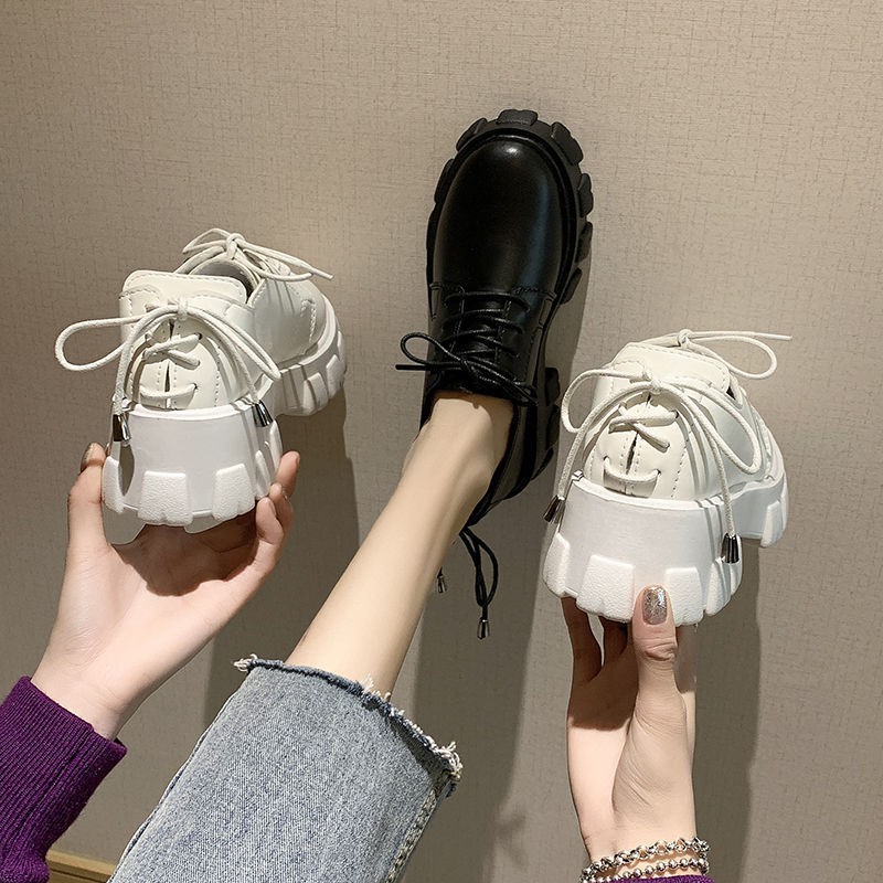 ภาพหน้าปกสินค้าคนดังสุทธิที่มีแพลตฟอร์มเดียวกันรองเท้าหนังขนาดเล็กผู้หญิง 2020 เวอร์ชั่นเกาหลีใหม่ของป่าสไตล์อังกฤษรอบนิ้วเ จากร้าน chutimasu2012 บน Shopee