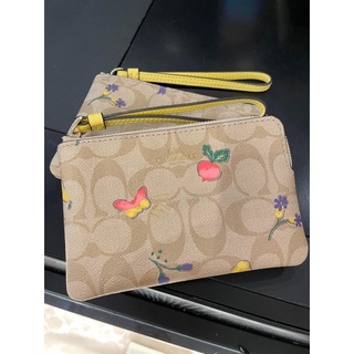 ภาพขนาดย่อของสินค้าพร้อมส่ง แท้  % New Coach คล้องมือ 1 zip S รุ่น CORNER ZIP WRISTLET IN SIGNATURE CANVAS WITH DREAMY VEGGIE PRINT C8722