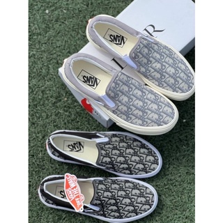 ภาพหน้าปกสินค้าVans Slip On Dior แวนสลิปออน รุ่นขายดี กลับมาอีกครั้ง พร้อมส่ง 36-44 แถมกล่อง 🖤สินค้าถ่ายจากงานจริง🖤 ซึ่งคุณอาจชอบราคาและรีวิวของสินค้านี้