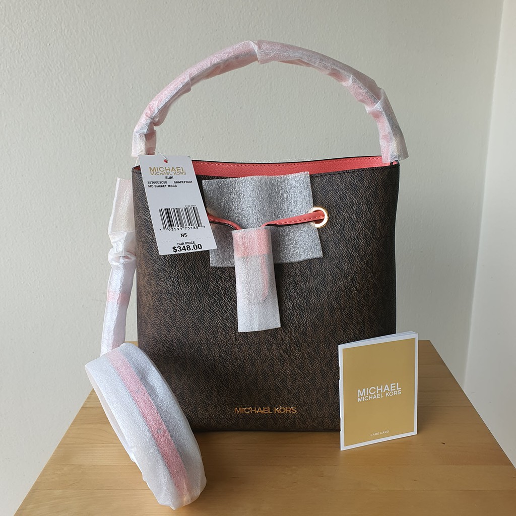 Michael Kors Suri Medium Logo Crossbody Bucket Messenger Bag, Grapefruit :  Michael Kors: Clothing, Shoes & Jewelry 