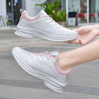 รองเท้ากีฬา รองเท้าวิ่งลําลอง พื้นนิ่ม ผ้าตาข่าย ระบายอากาศได้ดี ป้องกันการลื่น ดูดซับแรงกระแทก สีขาว สไตล์เกาหลี สําหรับผู้หญิง