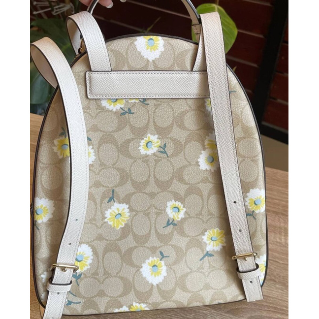 coach-jordyn-backpack-in-signature-canvas-with-daisy-print