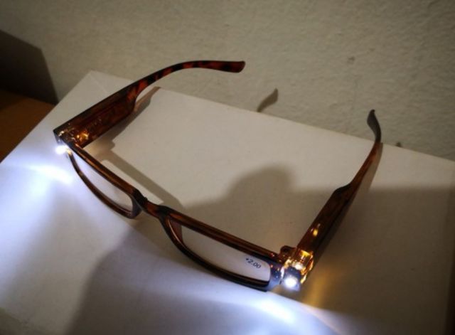 แว่นตาอ่านหนังสือ-มีไฟส่อง-led-แว่นสายตายาว-แว่นตา