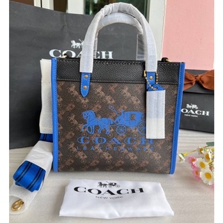 (ผ่อน0%) กระเป๋าสะพายข้าง งานshop Coach Field Tote 22 With Horse And Carriage Print And Carriage Badge สีน้ำเงิน C8456